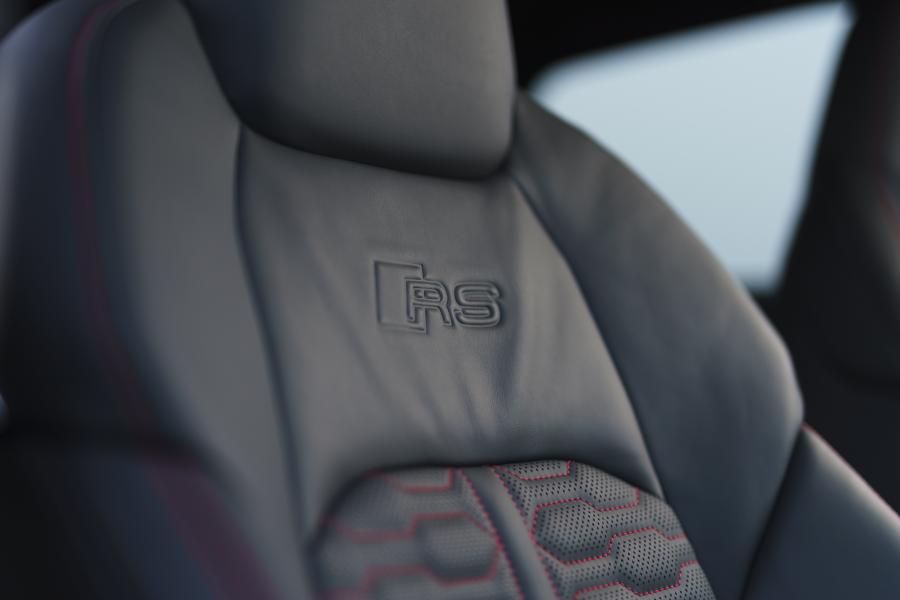 Детали интерьера Audi RS6 Avant (C8) 2020 года  (UK) (фото 141 из 150)